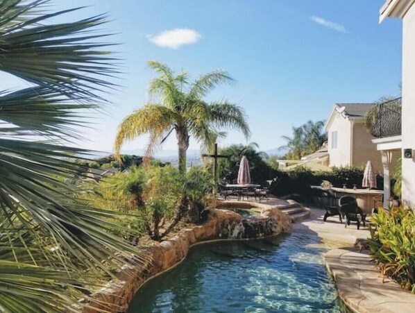 Outdoor pool - Santa Clarita Tropical Paradise, Six Flags Magic Mountain, LA, Beaches Drivable (Santa Clarita)
