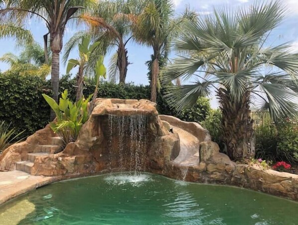 Una piscina al aire libre