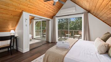 3 habitaciones, escritorio y tabla de planchar con plancha