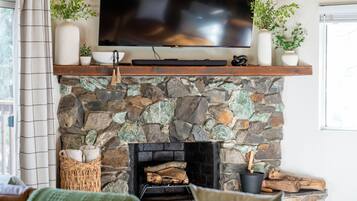 Smart TV, chimenea y oficina