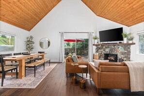 Smart-TV, Kamin, Arbeitsbereiche