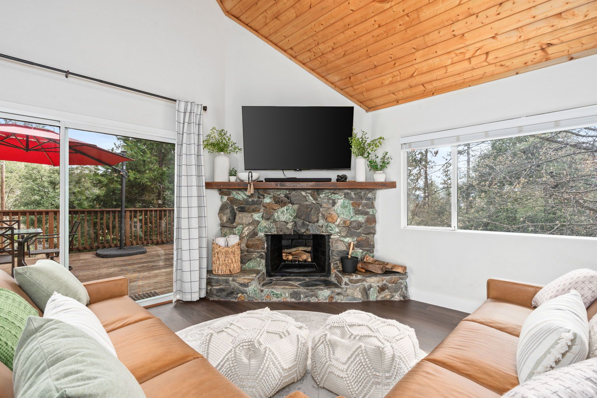 Een smart-tv, een open haard en een kantoor