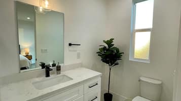 Secadora de cabello, toallas, jabón, shampoo