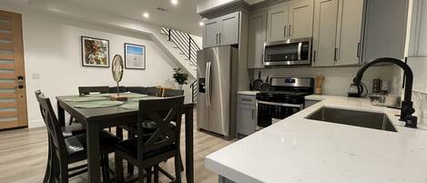 冷蔵庫、電子レンジ、オーブン、コンロ