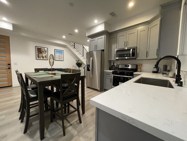 Refrigerador, microondas, horno y parrilla de estufa