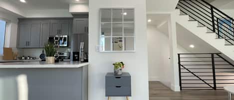 Køleskab, mikrobølgeovn, ovn, kogeplade