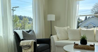 Cozy Newly Remodeled Cottage Minutes from Ferry! Peaceful Retreat!