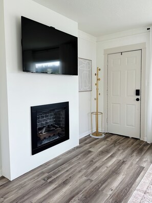 Interior - Cozy Newly Remodeled Cottage Minutes from Ferry! Peaceful Retreat! (Bremerton)