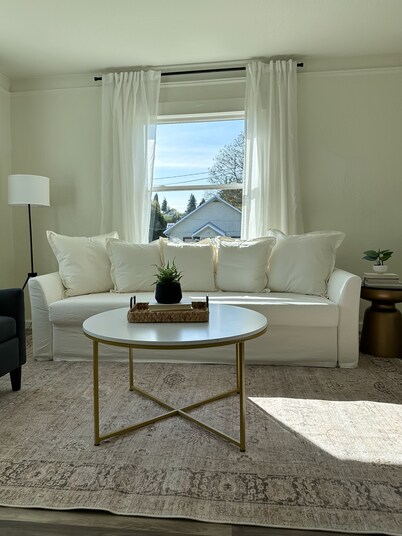 Cozy Newly Remodeled Cottage Minutes from Ferry! Peaceful Retreat!