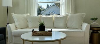 Cozy Newly Remodeled Cottage Minutes from Ferry! Peaceful Retreat!