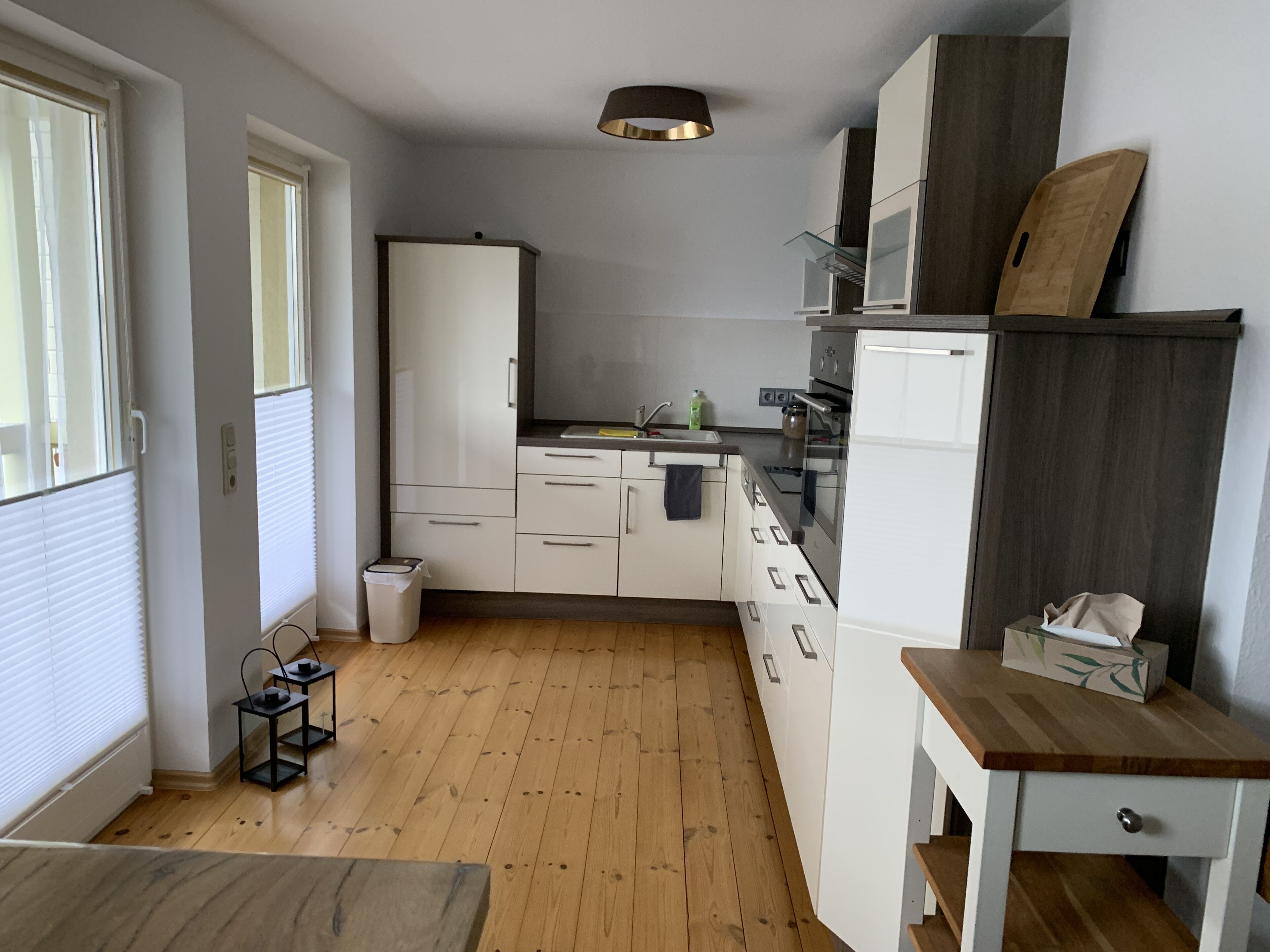 Kühlschrank, Ofen, Geschirrspüler, Wasserkocher mit Kaffee-/Teezubehör