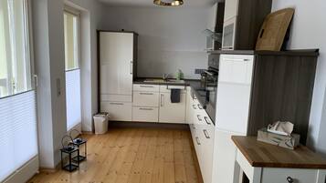 Kühlschrank, Ofen, Geschirrspüler, Wasserkocher mit Kaffee-/Teezubehör