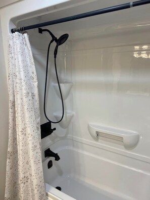 Towels, soap, toilet paper - Port Elgin - conveniently situated between downtown and the beach  (Port Elgin)