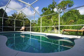 Una piscina al aire libre, una piscina climatizada