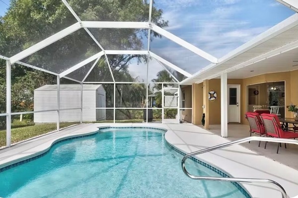 Utendørsbasseng og et oppvarmet basseng