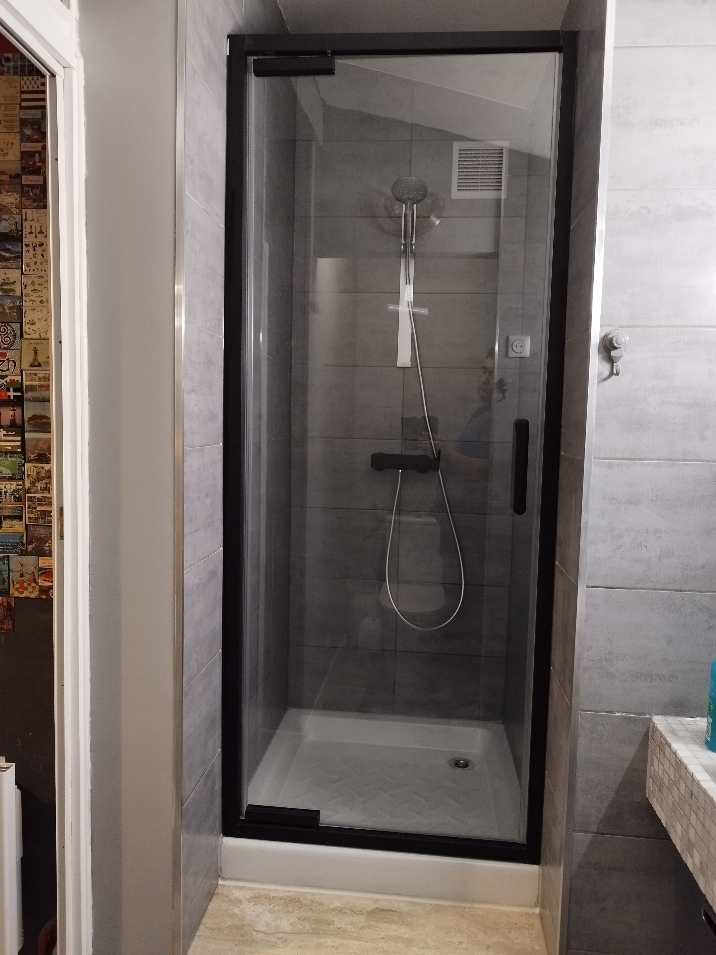Chuveiro, secador de cabelo, toalhas de banho, sabonete