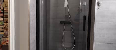 Dusche, Haartrockner, Handtücher, Seife