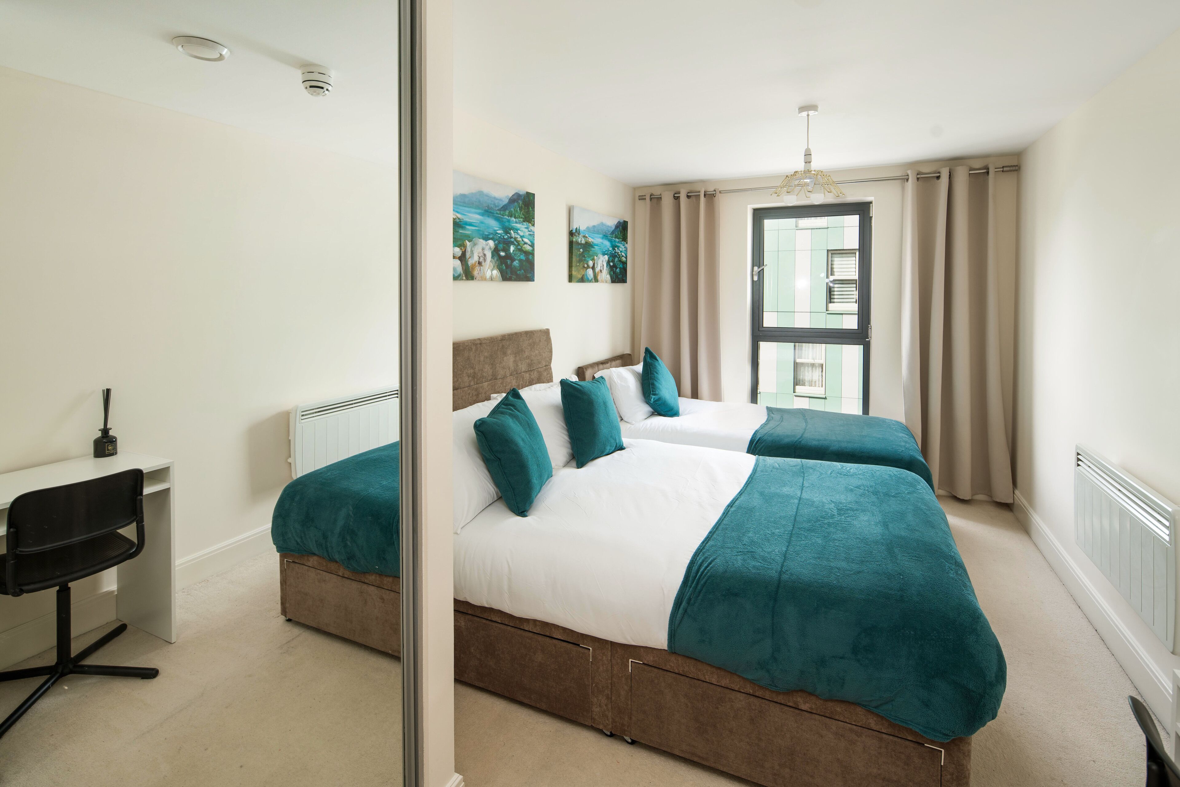 1 habitación, escritorio, tabla de planchar con plancha y cuna de viaje 