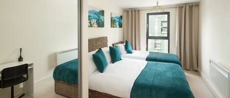 1 habitación, escritorio, tabla de planchar con plancha y cuna de viaje