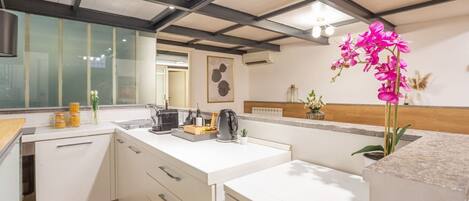 Køleskab, mikrobølgeovn, kogeplade, kaffe-/temaskine