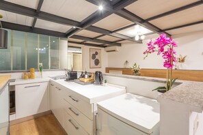 Kylskåp, mikrovågsugn, spishäll och kaffe- och tebryggare