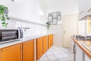 Jääkaappi, uuni, liesi, kahvin-/teenkeitin