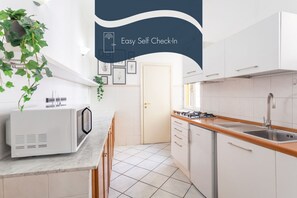 Fridge, oven, stovetop, coffee/tea maker - Daplace - Alma Apartment (Roma)