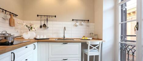 Køleskab, mikrobølgeovn, kogeplade, kaffe-/temaskine