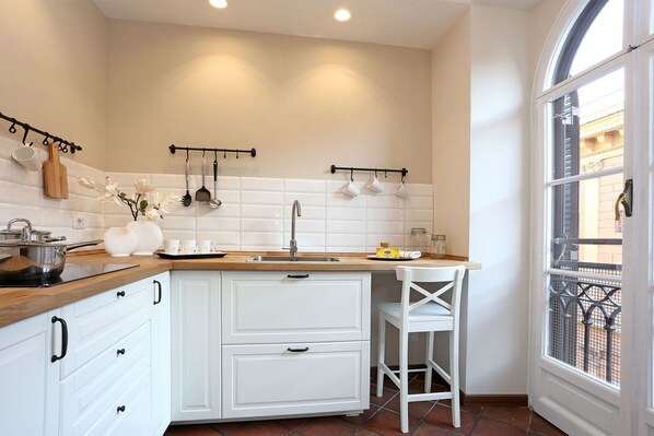 Jääkaappi, mikroaaltouuni, liesi, kahvin-/teenkeitin