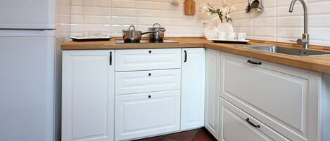 Jääkaappi, mikroaaltouuni, liesi, kahvin-/teenkeitin