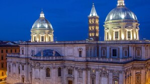 Um edifício histórico com duas cúpulas imponentes e uma torre alta, provavelmente um marco importante.