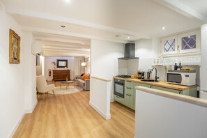 Køleskab, mikrobølgeovn, kogeplade, køkkentøj/tallerkener/redskaber