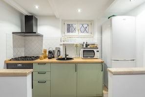 Fridge, microwave, stovetop, cookware/dishes/utensils
