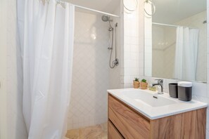Ducha, artículos de tocador ecológicos, secador de pelo, bidet