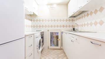 Refrigerador, microondas, parrilla de estufa y cafetera y tetera