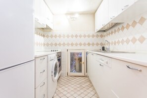 ثلاجة، ميكروويف، موقد طهي مسطح، ماكينة لصنع القهوة/الشاي