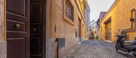 المنشأة من الخارج