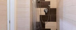 Regadera, amenidades de baño gratuitas, secadora de cabello, toallas 