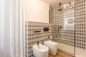 Chuveiro, secador de cabelo, bidê, toalhas de banho