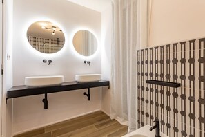 A modern bathroom with two sinks, a mirror, and a patterned wall. - Daplace - Elena Apartment (Roma)