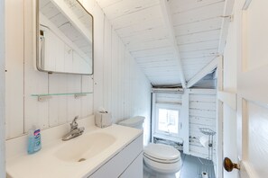 Towels - Charming Westbrook Cottage, Steps to Private Beach (Westbrook)