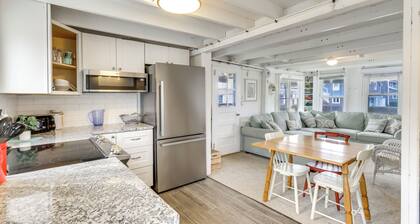 Charming Westbrook Cottage, Steps to Private Beach