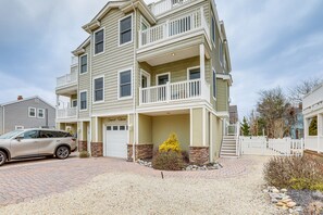 Exterior - Long Beach Island Townhome w/ Rooftop Deck & Grill (Long Beach)