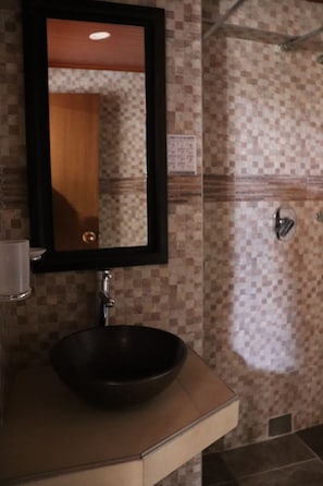 Family Room, Private Bathroom, Tower | Bathroom | Shower, rainfall showerhead, hair dryer, towels - Monguí Plaza Hotel (Monguí)