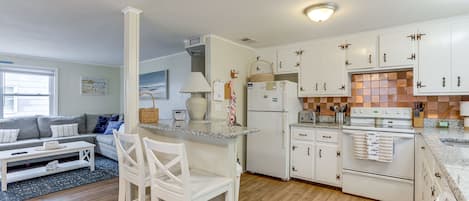 Coffee/tea maker, fridge, microwave, stovetop