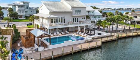 Una piscina al aire libre, una piscina climatizada