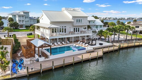 Perdido Key Luxury Beach & Bay Oasis-Heated Pool, Dock, Hot Tub, Firepit & More!
