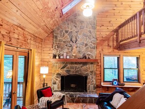 Una Smart TV, una chimenea, un reproductor estéreo