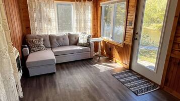 Smart-tv, eldstad, dvd-spelare och böcker