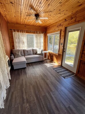 Smart-TV, peis, DVD-spiller og bøker